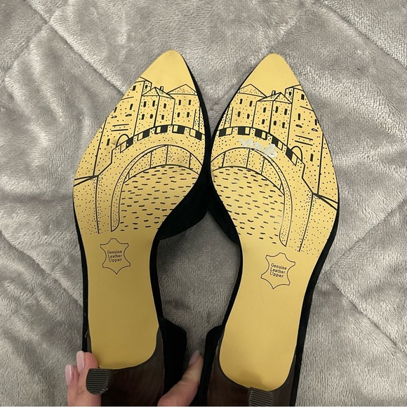 Bella Vita Black Flats with Textured Design - Picture 8 of 11